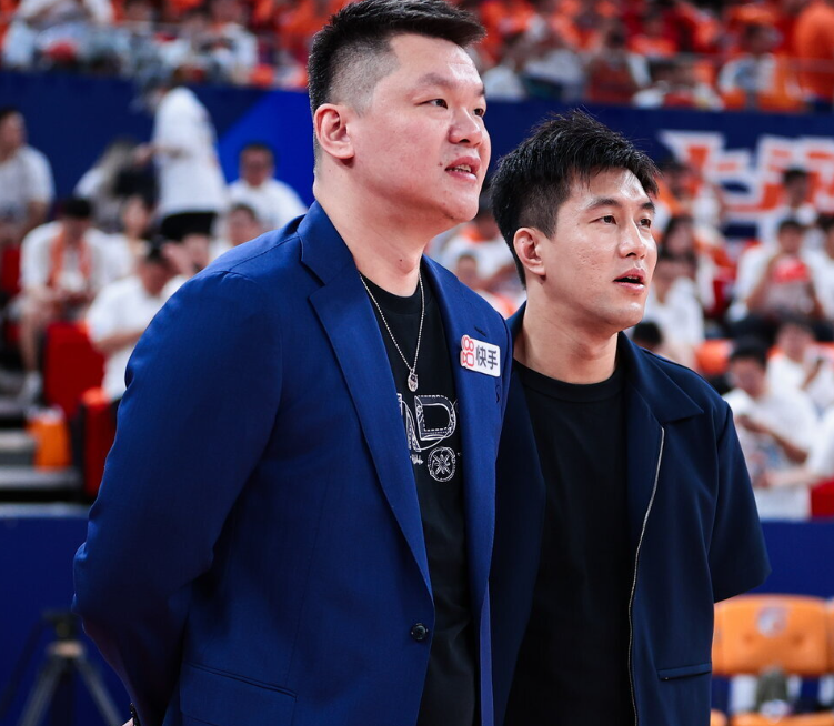 马刺主帅谈福克斯被批评：我不看社媒也不在乎，对他有100%信心