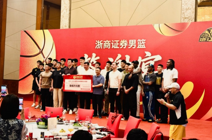 唐斯：布朗最出色的一点就是善于倾听 他非常尊重我们的意见